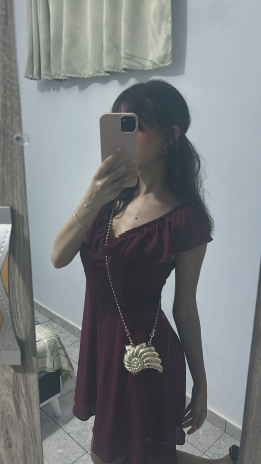 Robe rouge à manches volantées pour l'été