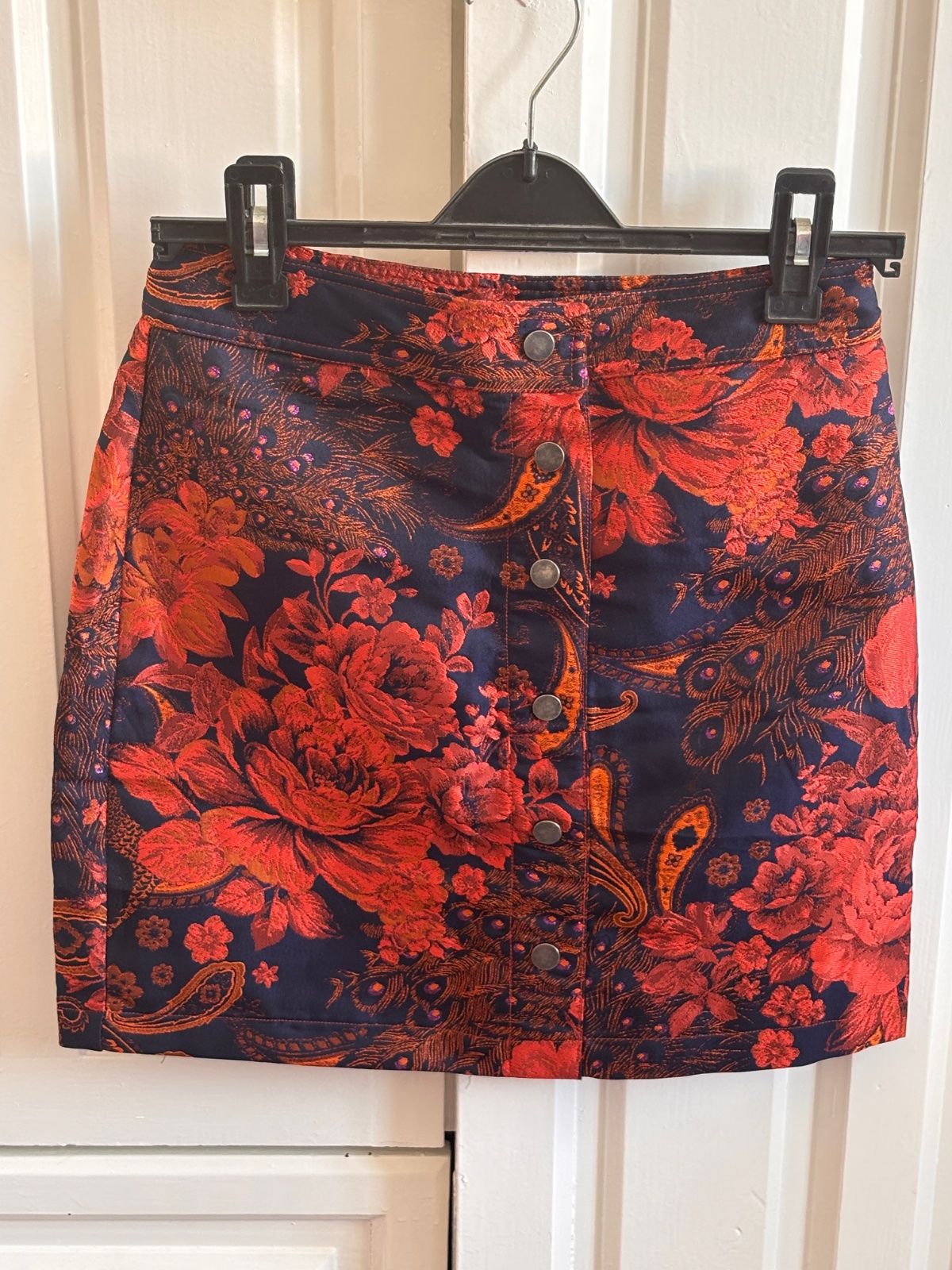 Jupe courte élégante orange avec des touches de bleu marine