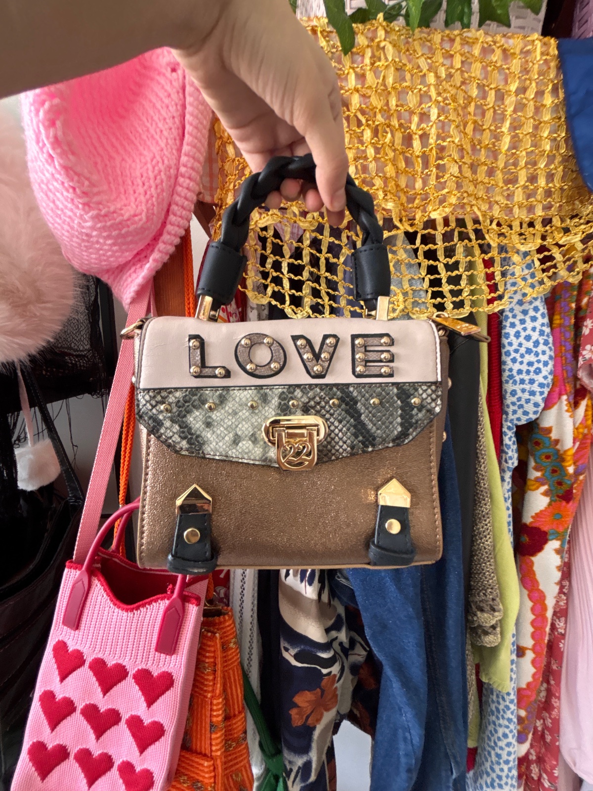 Sac à main élégant pour l'été, disponible chez brandforless à Dubaï. Petit défaut à l'intérieur