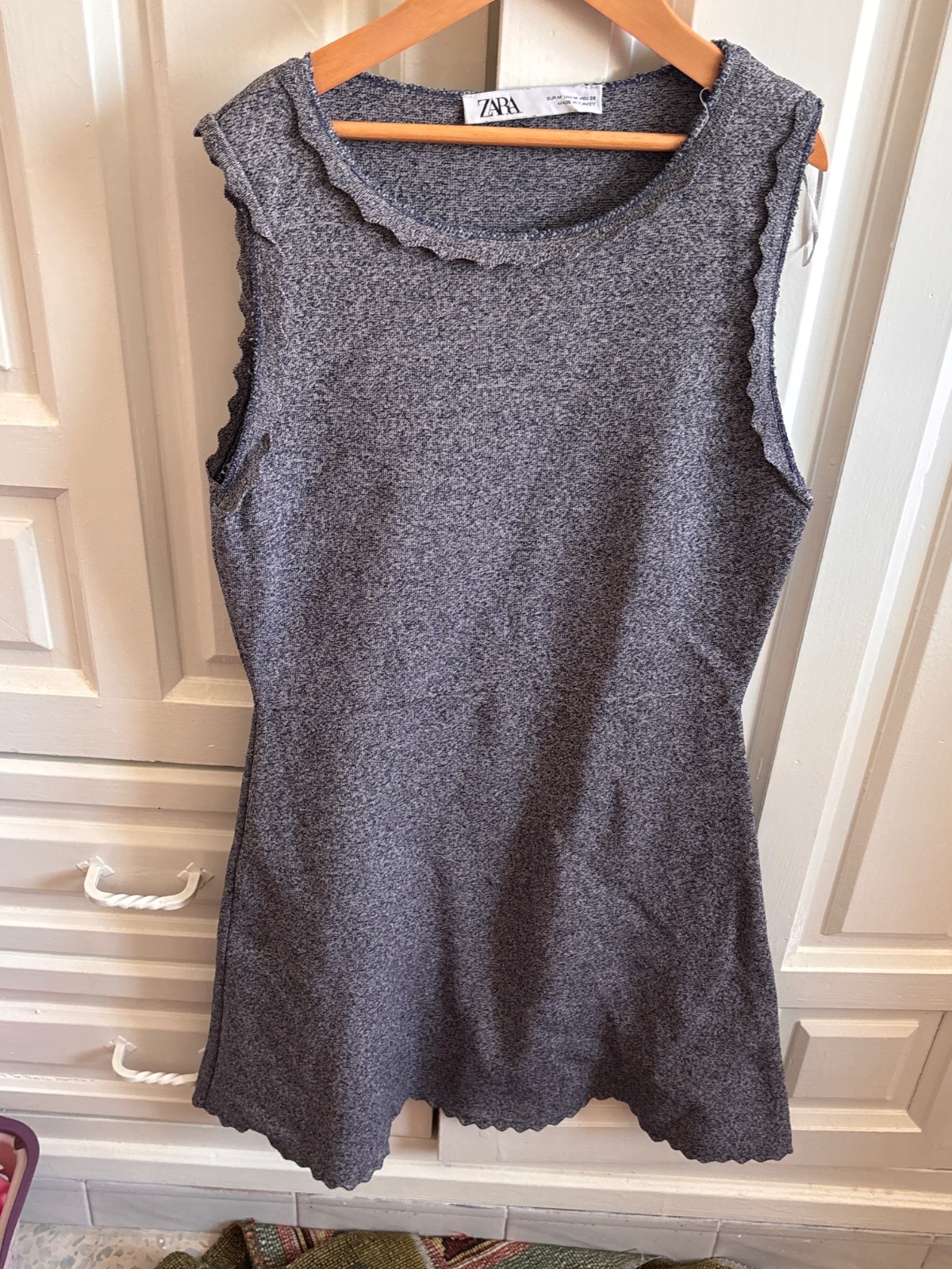 Robe Zara élégante dans un gris bleuté