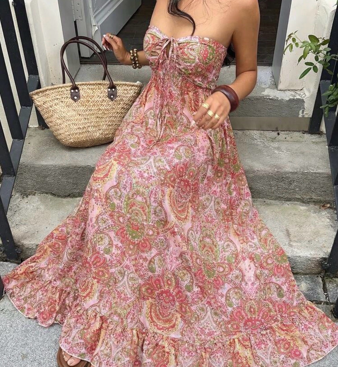 Je cherche une robe dans ce style, avec ces couleurs