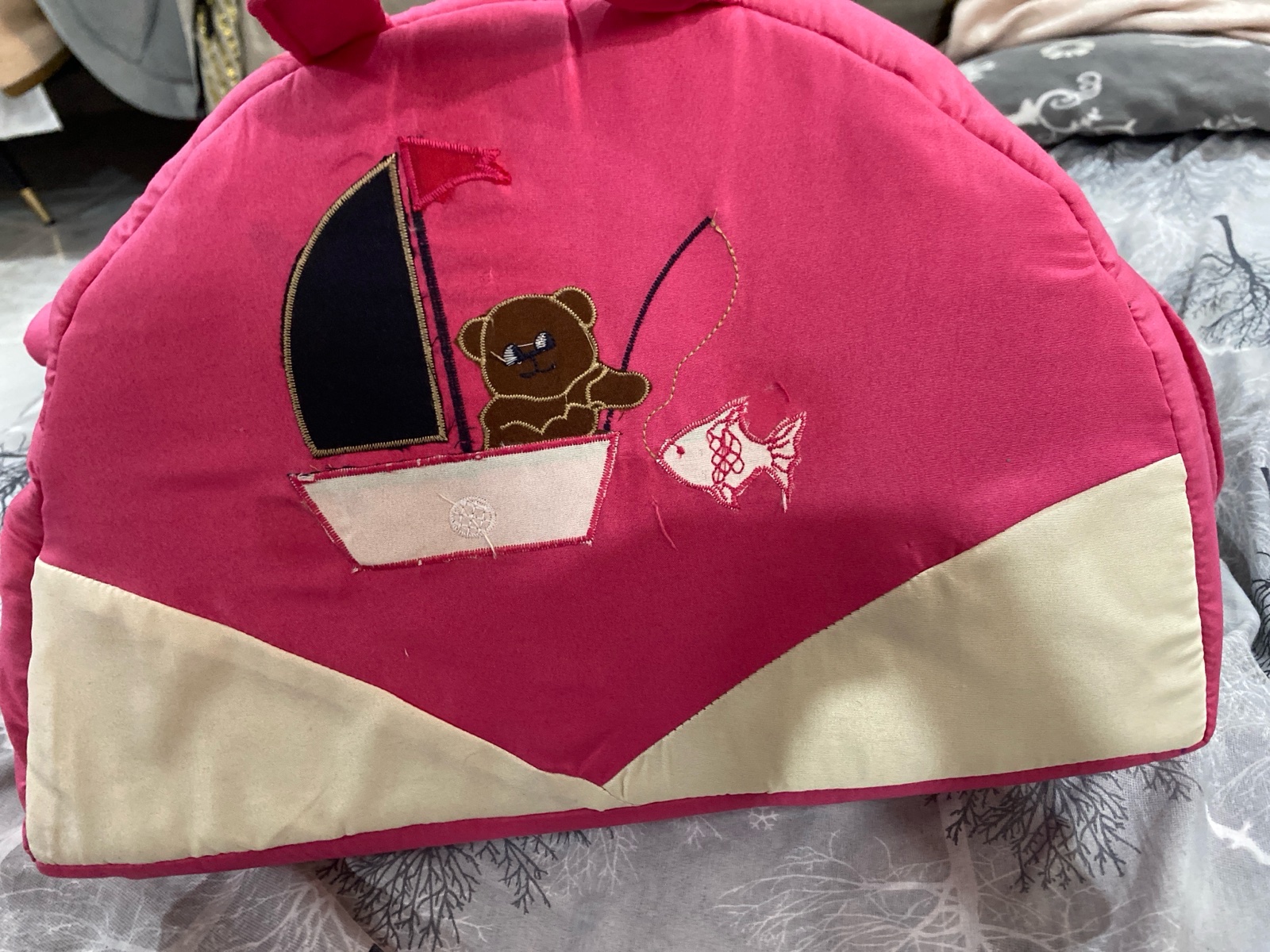 Sac à langer (ou couffin nomade) pour bébé, de couleur rose bonbon, doté d'anses de transport et d'un panneau central beige
