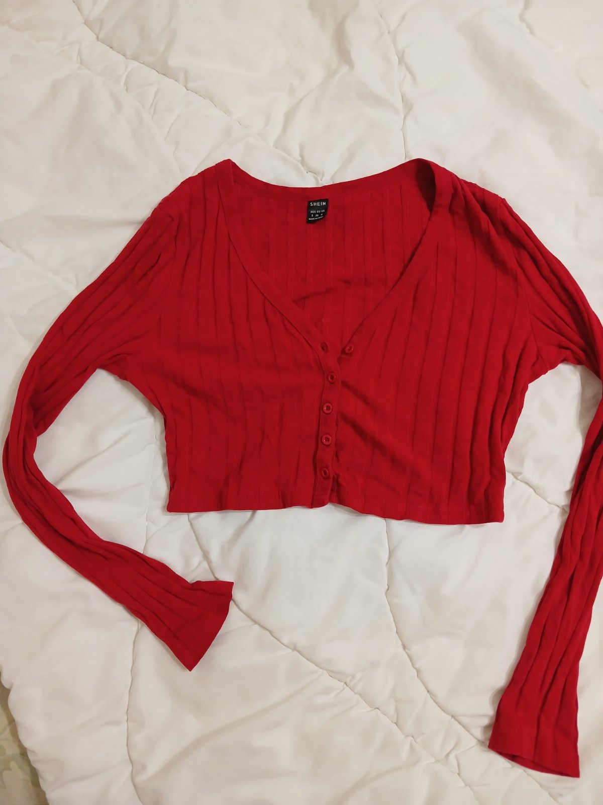 Top rouge avec des boutons
