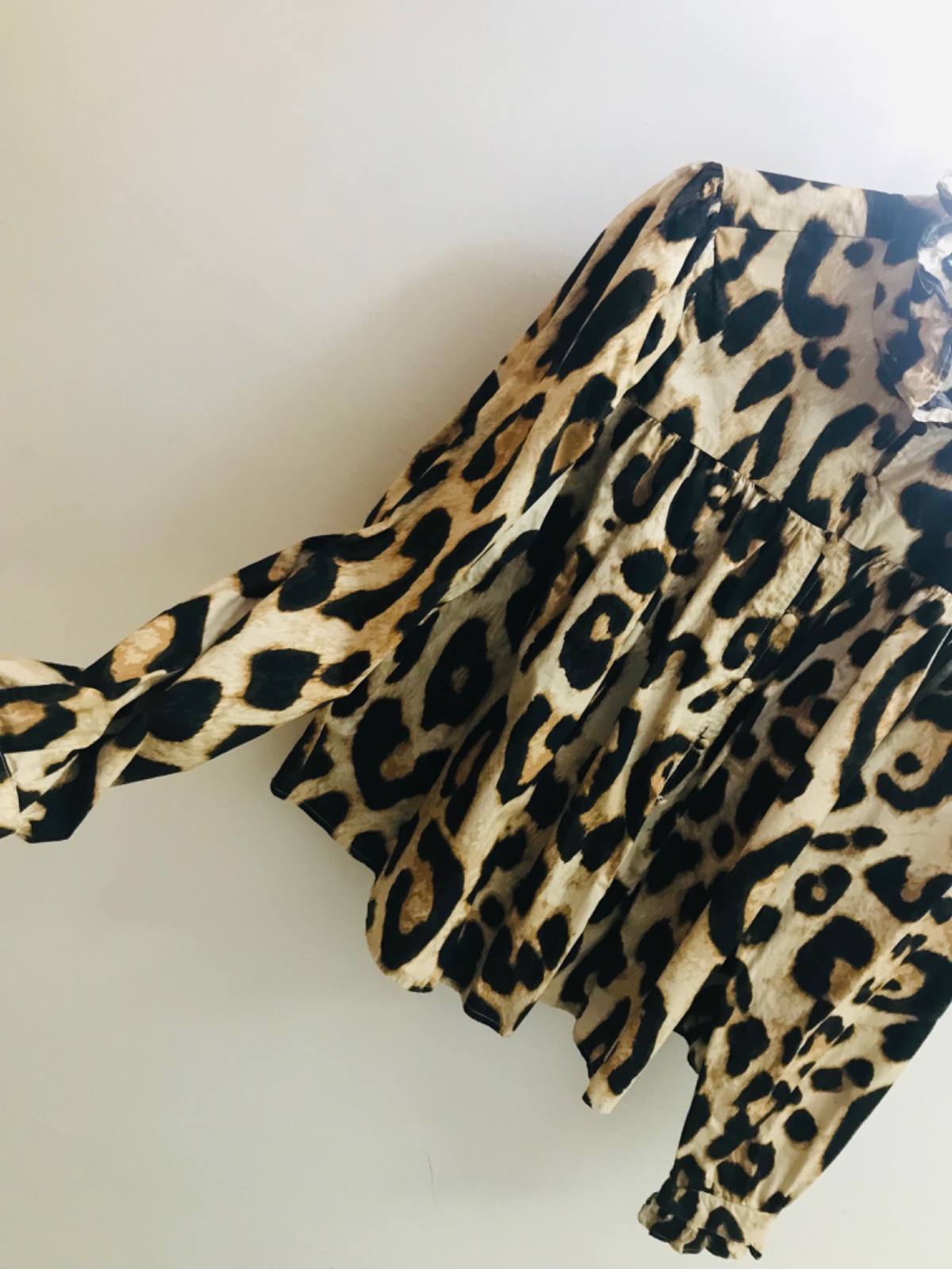 Blouse élégante tigre à col haut à volants 🤎🤍🖤 de la marque H&M