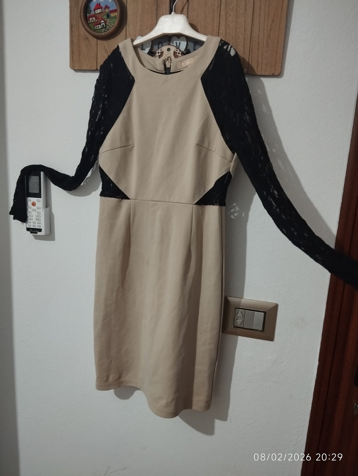 Robe chic beige et noire – Détails dentelle & Effet amincissant