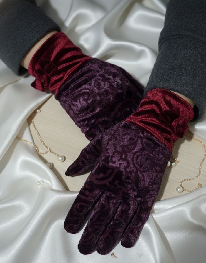 Des gants mauve et rouge