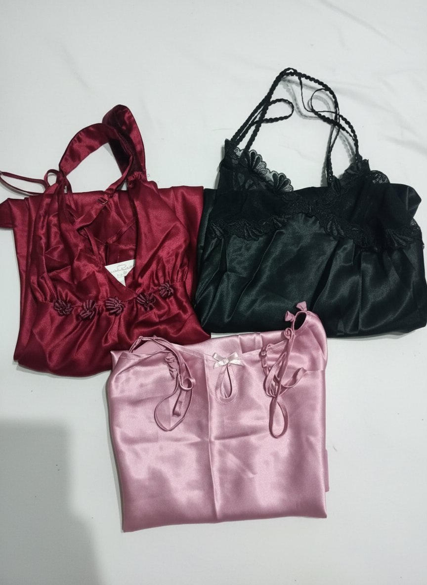 Lot de 3 nuisettes en tissu satiné très fluide noir rouge bordeaux et rose poudré 