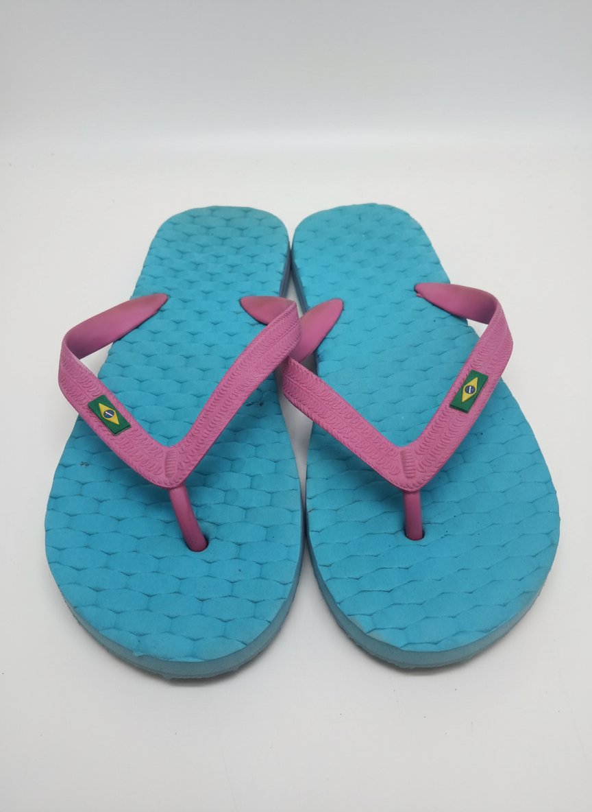 Mules havaianas mentionné pointure 39 et demi mais telebes 38 fort