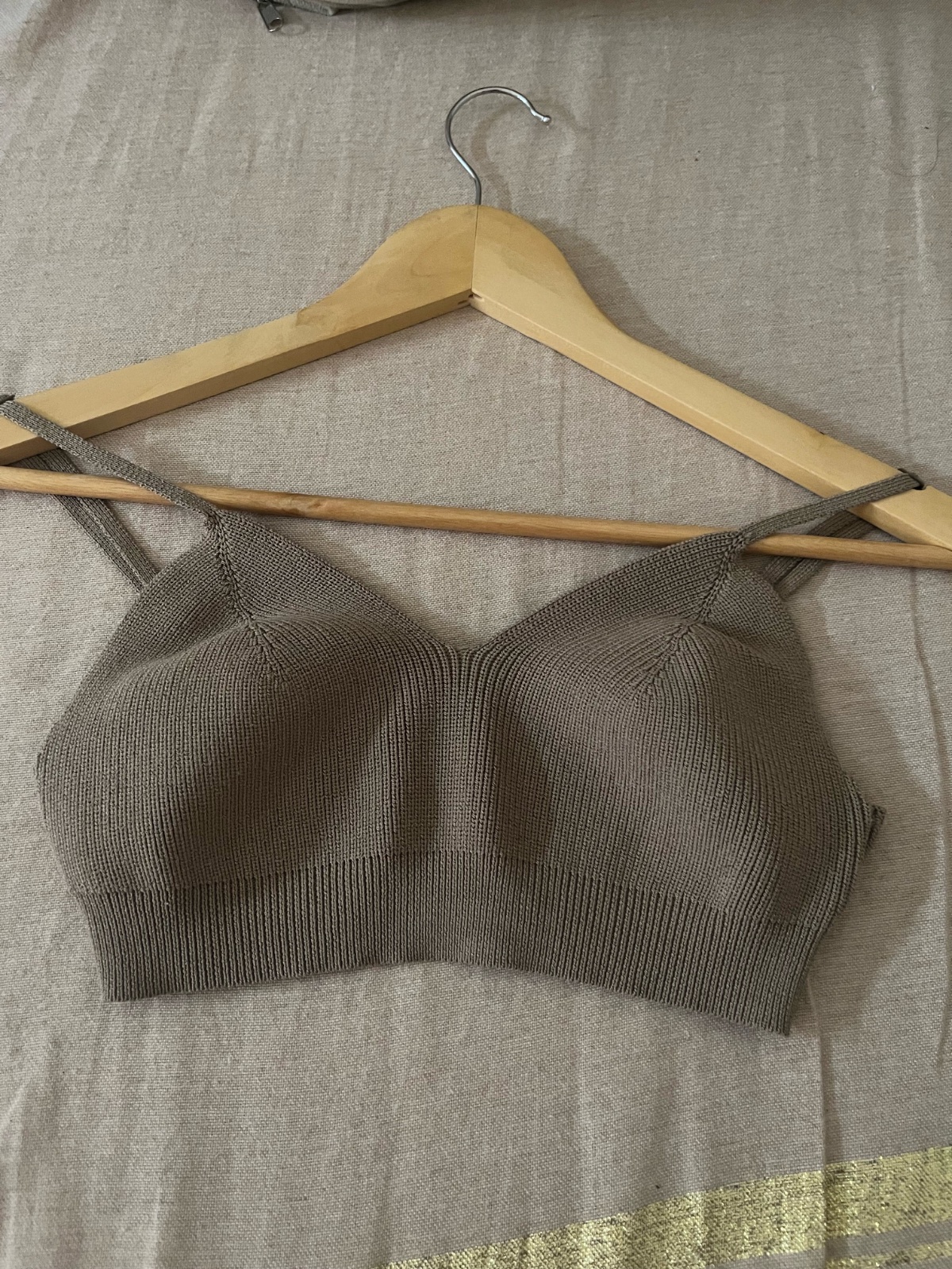 Ce haut court en tricot beige 