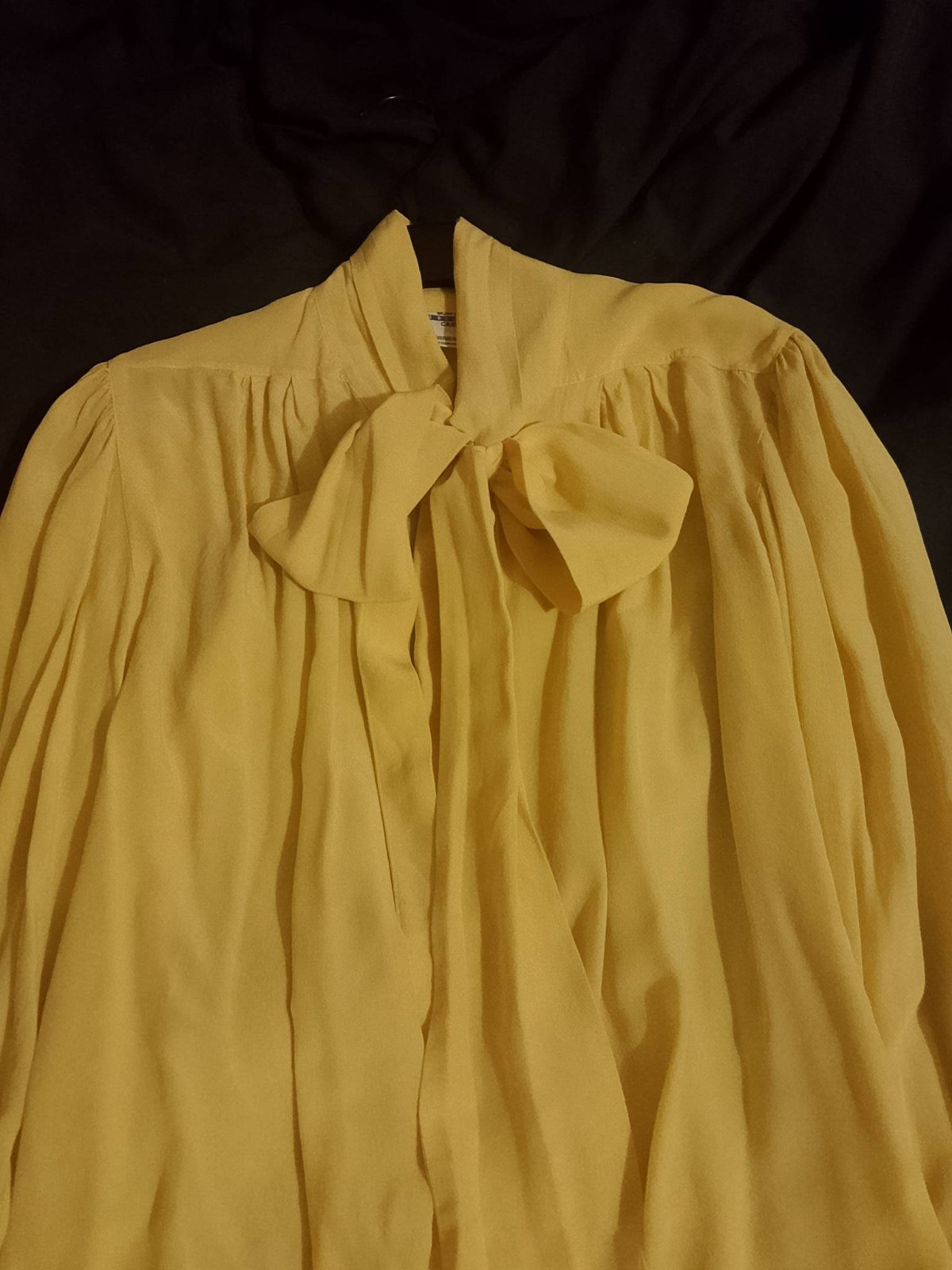 Chemise jaune très doux le tissu d'été 