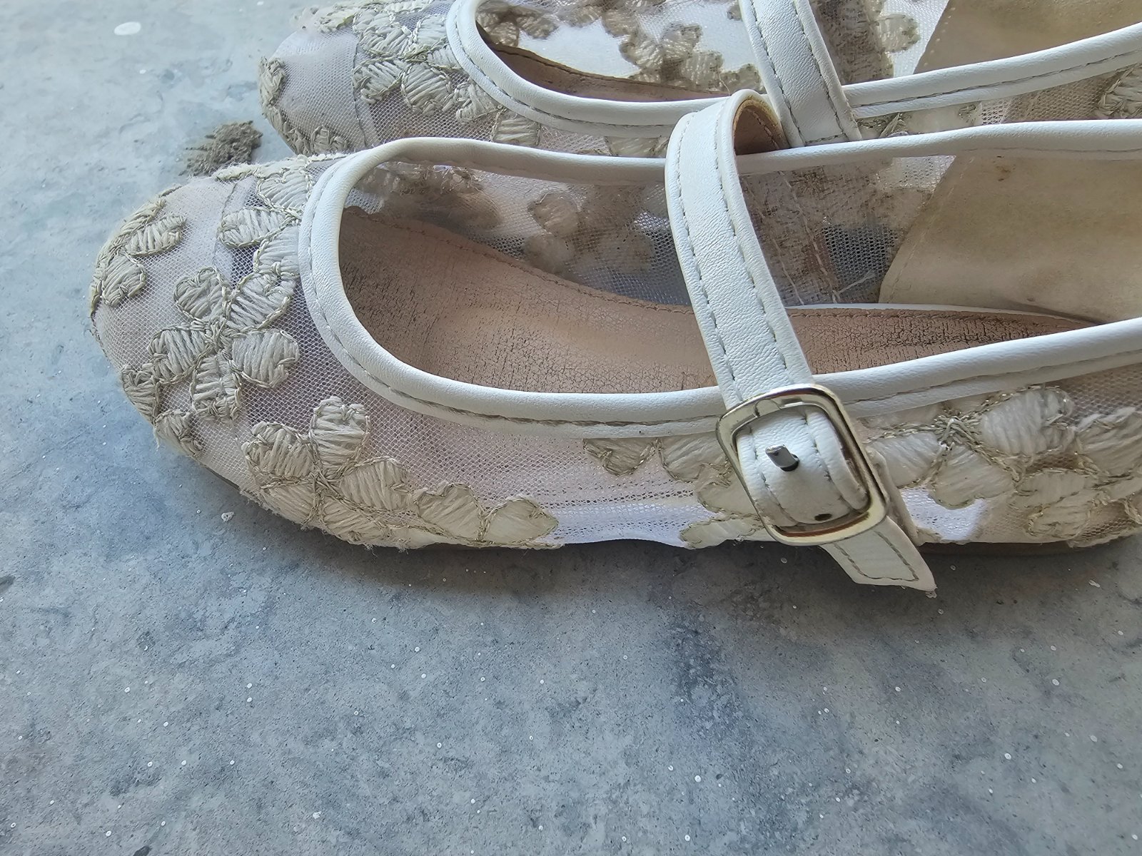 Ballerine banouta blan w fih la9a dorée 