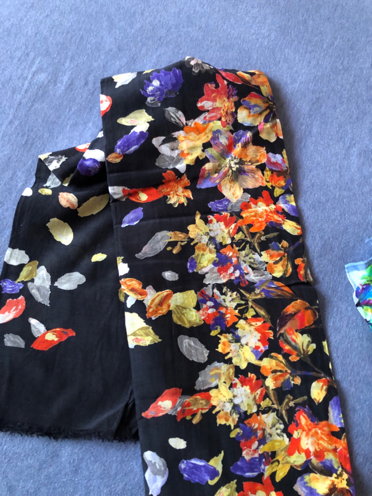 Foulard rectangulaire fleuri noir Aker