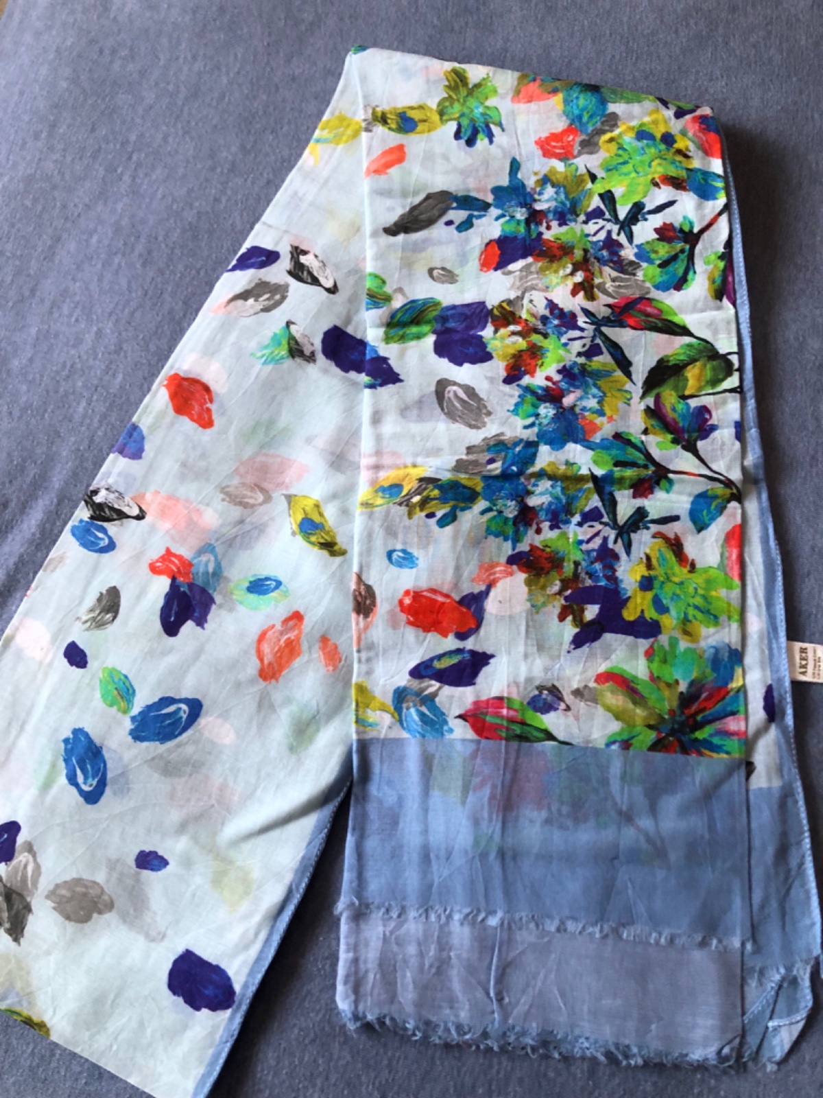 Foulard rectangulaire fleuri bleu Aker