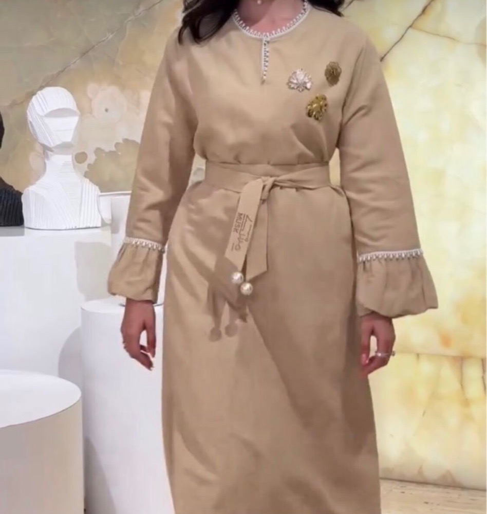 Robe beige avec perle 
