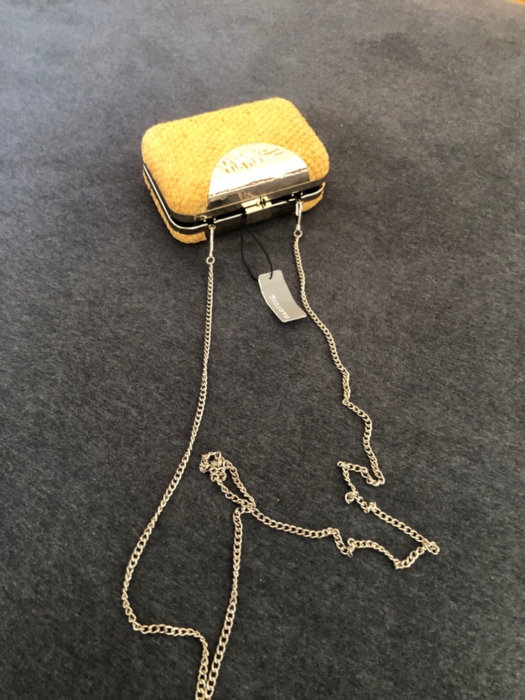 pochette parfois jaune 