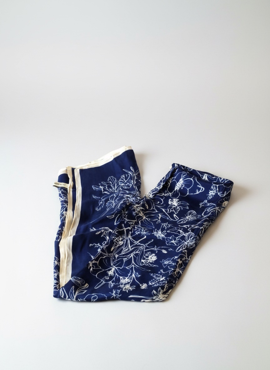 Foulard rectangulaire en soie bleu et blanc cassé