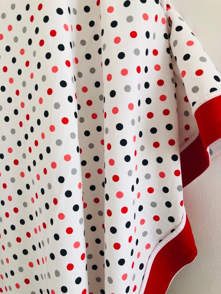 nappe pointé 210/160 + chemain de table + 8 serviettes rouge 