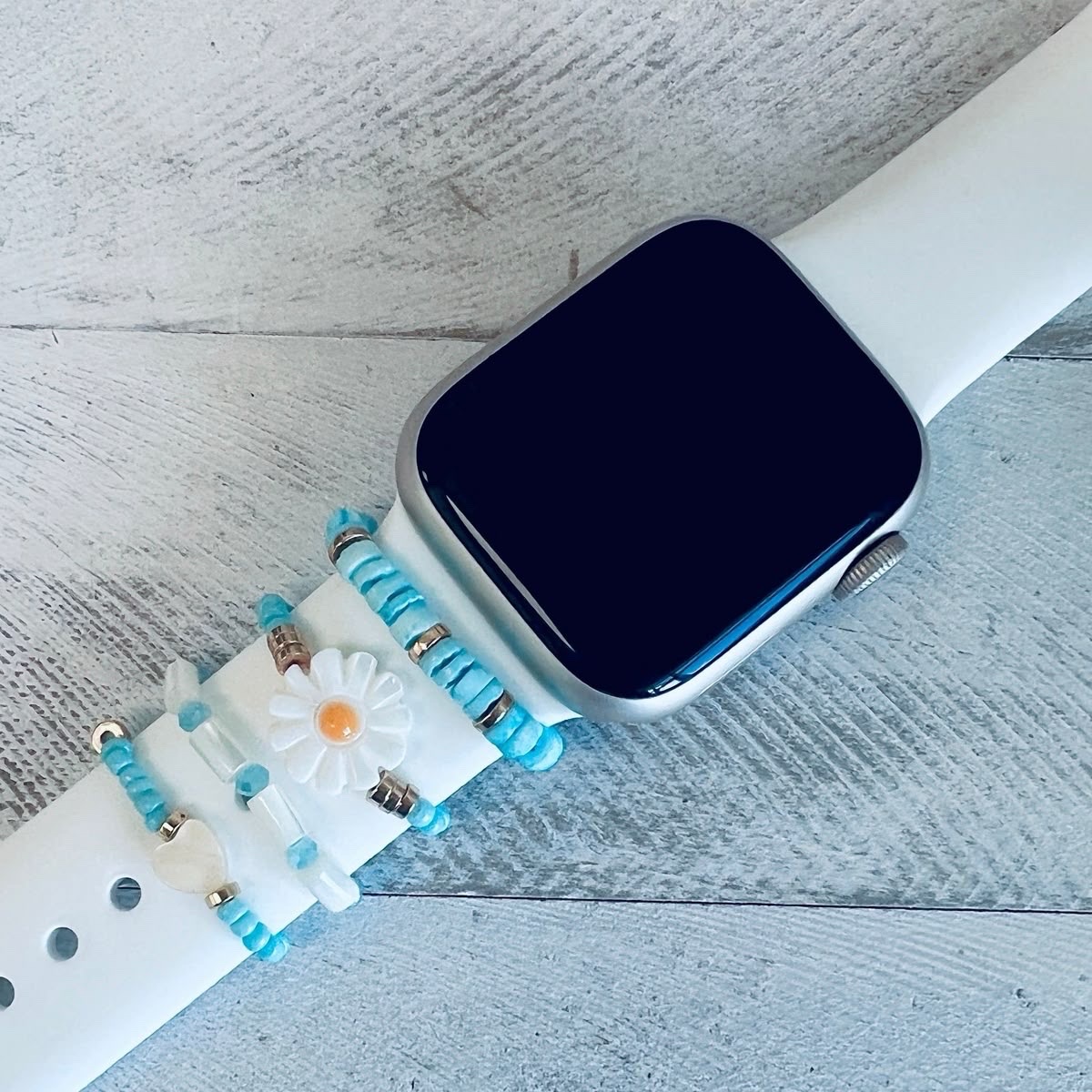 Bracelet Bijou pour Apple Watch – Fleur Marguerite & Perles Bleues | Haysan Accessoires