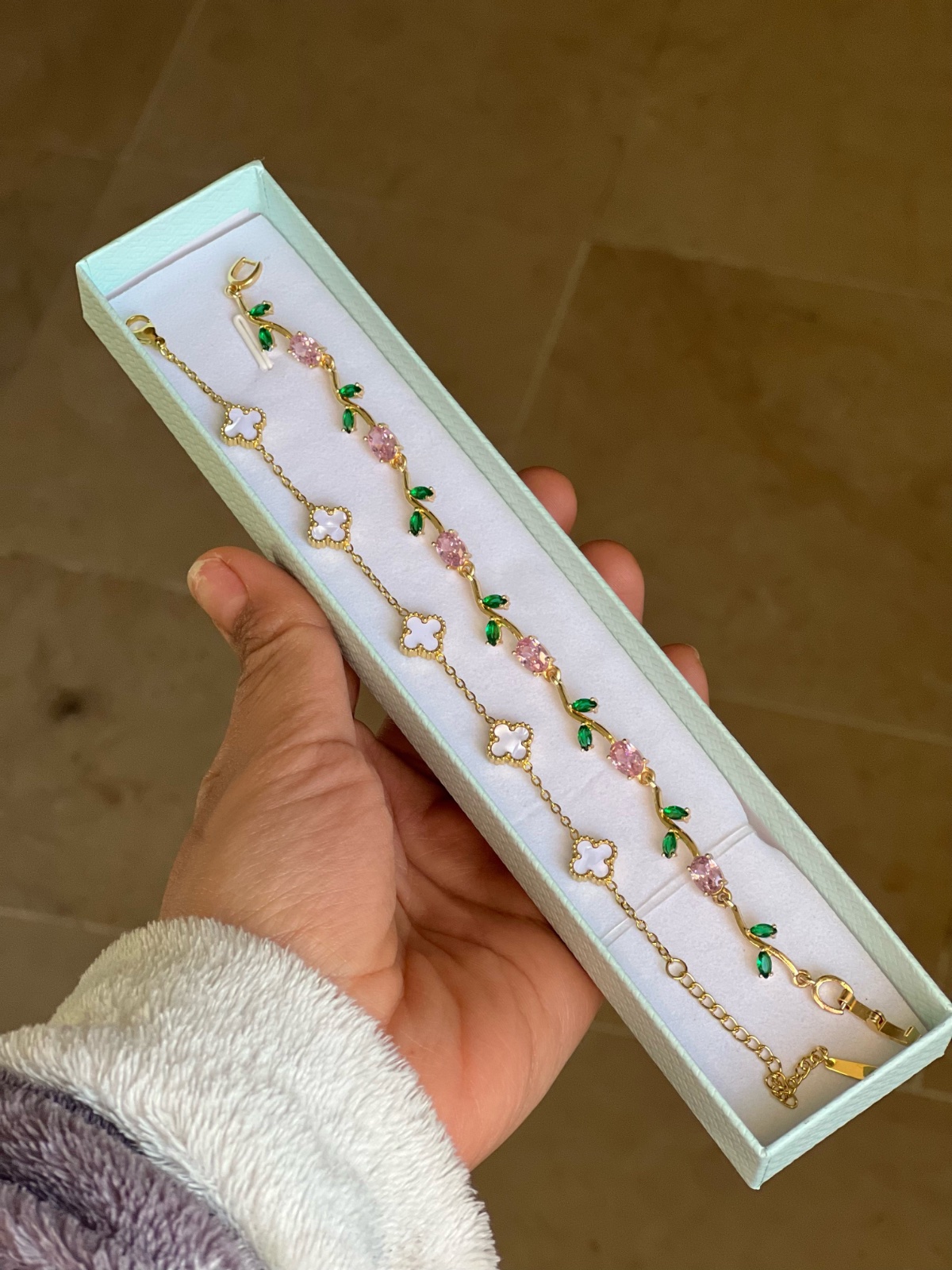 2 Bracelets