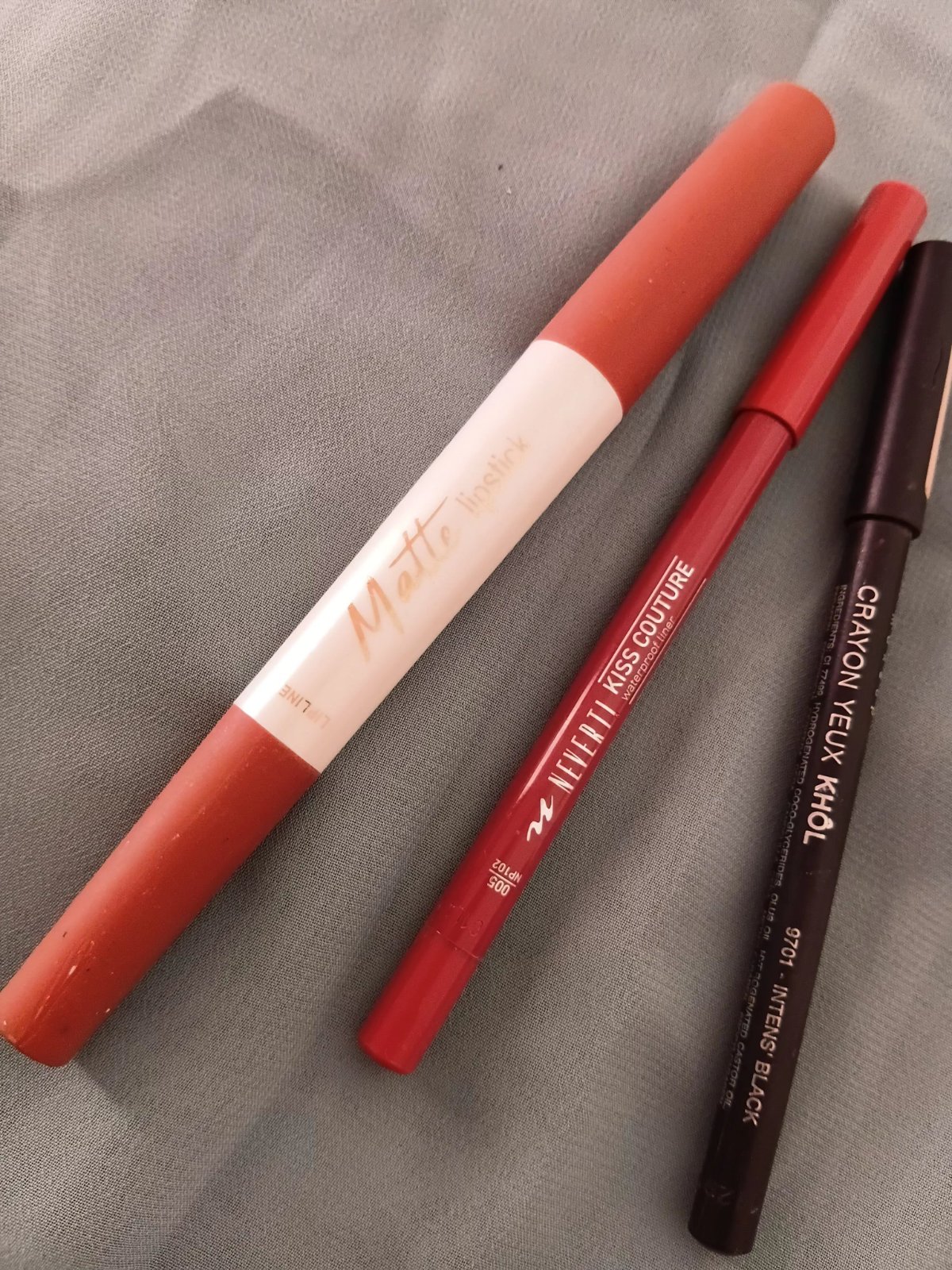 Lipstick+contour +crayon yeux 