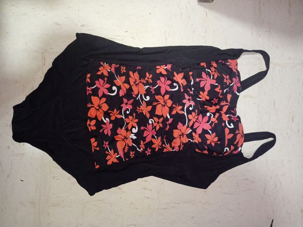 maillot noir fleuri 