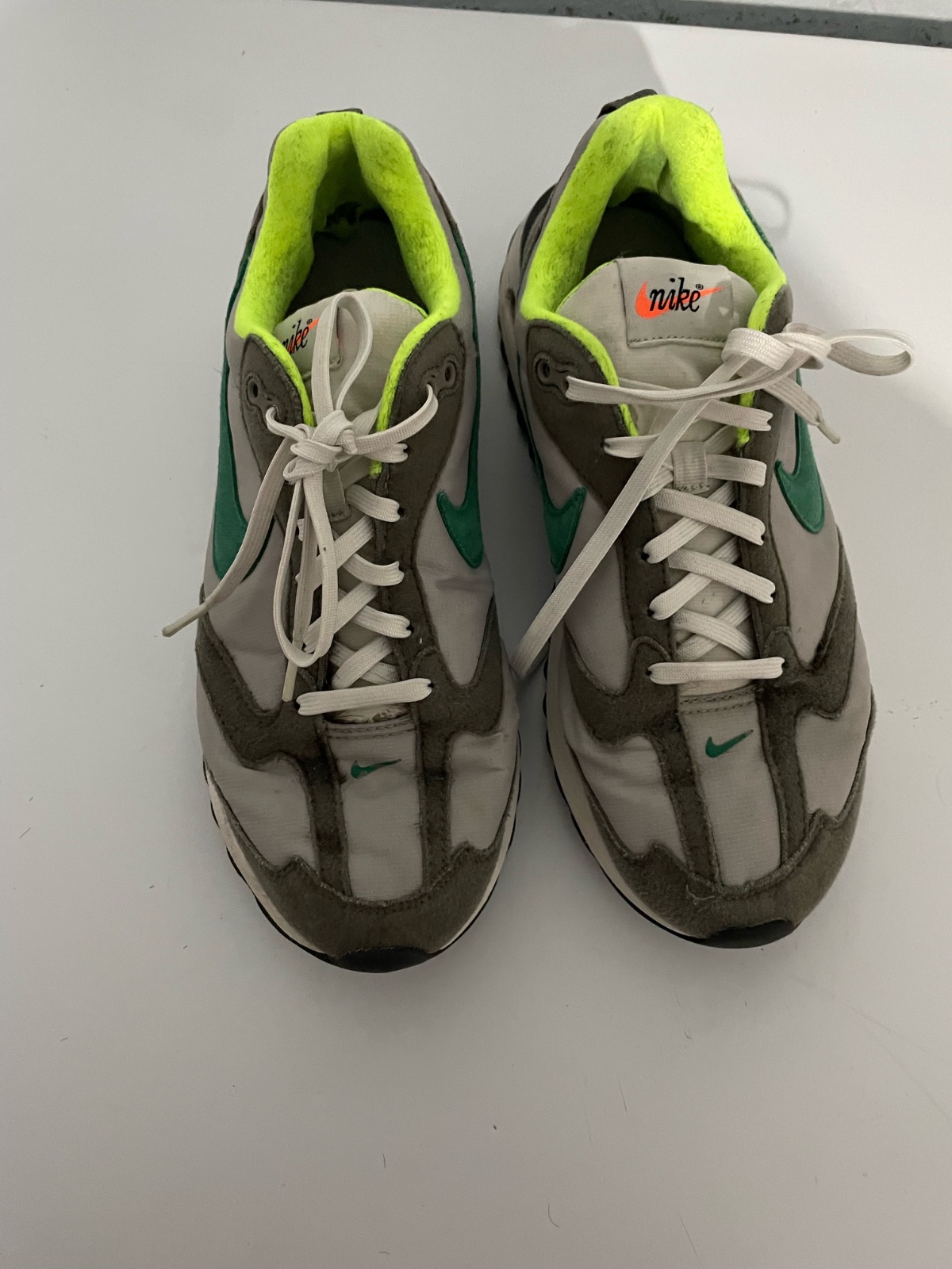 Baskets Nike grises & vertes 