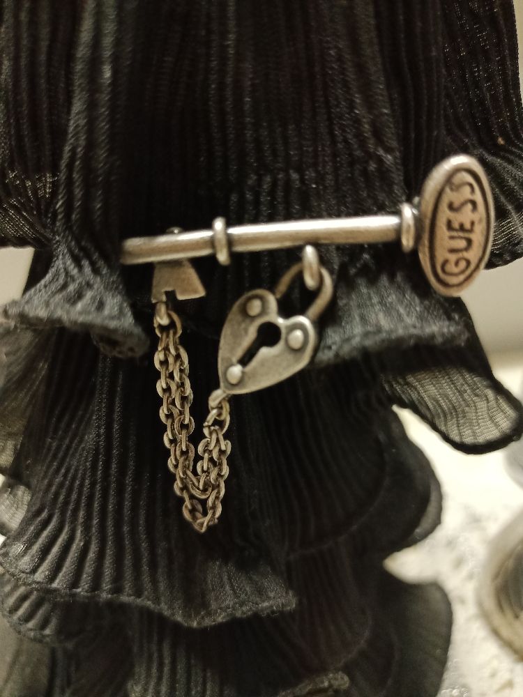 broche inoxydable Guess