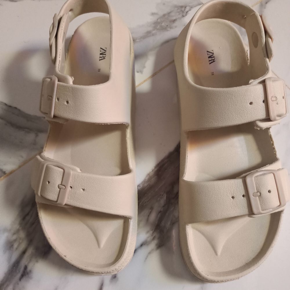 sandales plastiques Zara