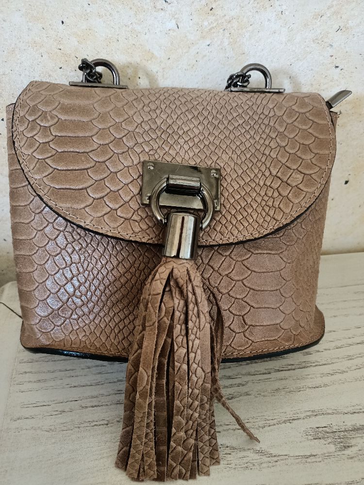 sac à bandoulière effet croco couleur entre maron et bronze