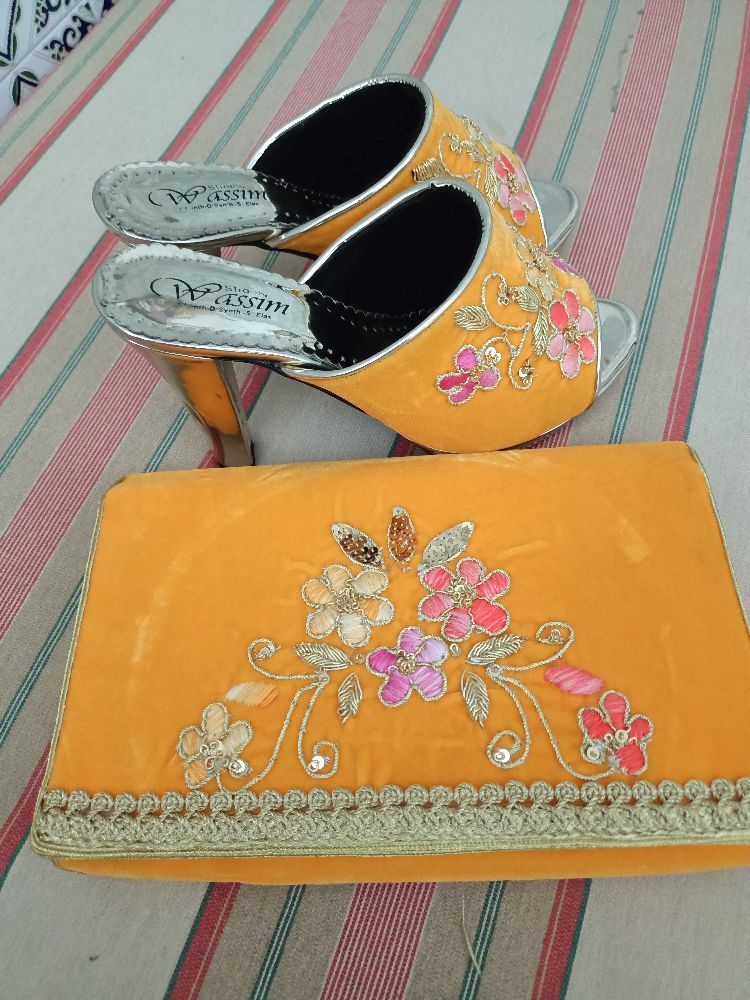 Ensemble mules et pochette brodés a la main
