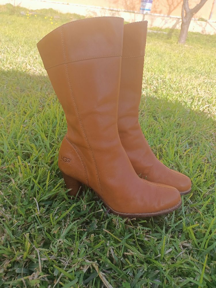 bottes cuirs UGG authentique pointure 40et demi  soldé 