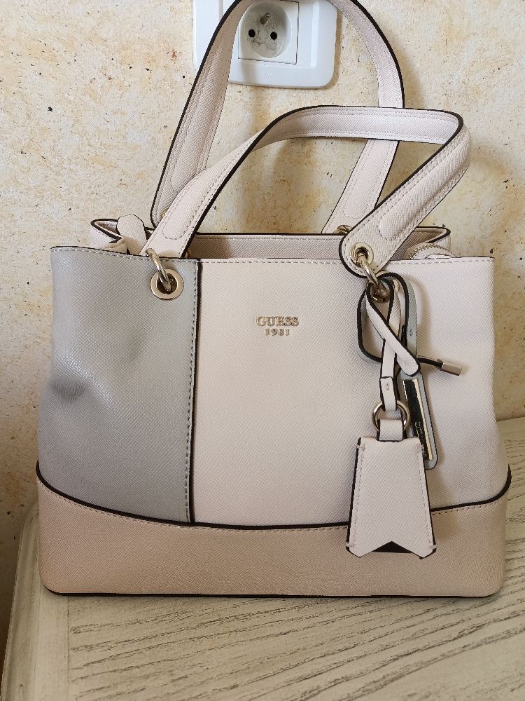 très beau sac guess .