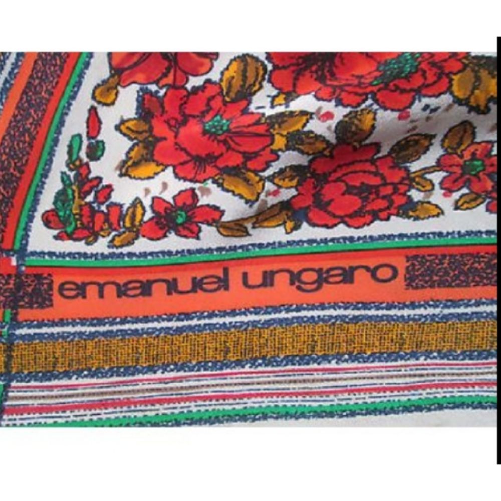 foulard triangulaire pure soie Emanuel ungaro