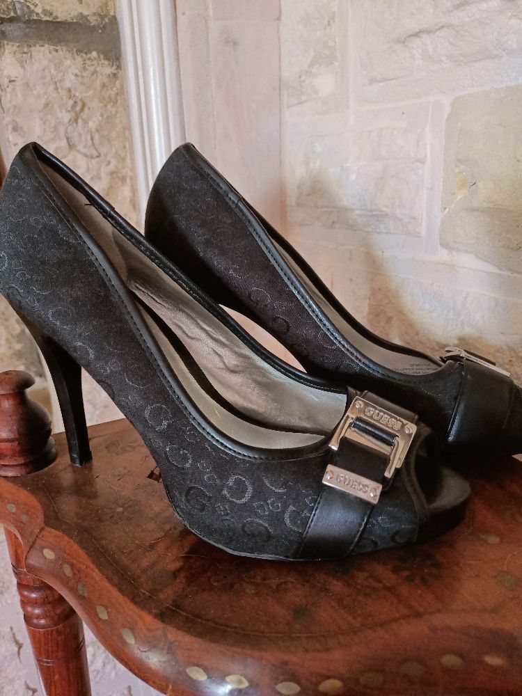 escarpins. à talons pointure 39.5
