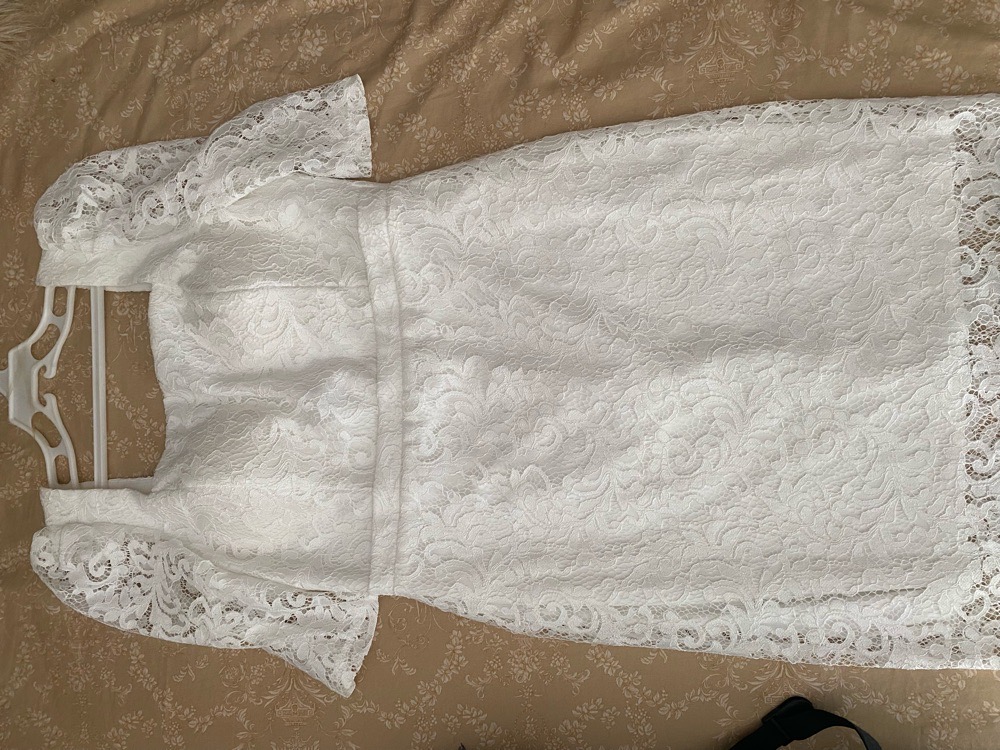 Robe blanche dentelle neuve avec etiquette (face a face)