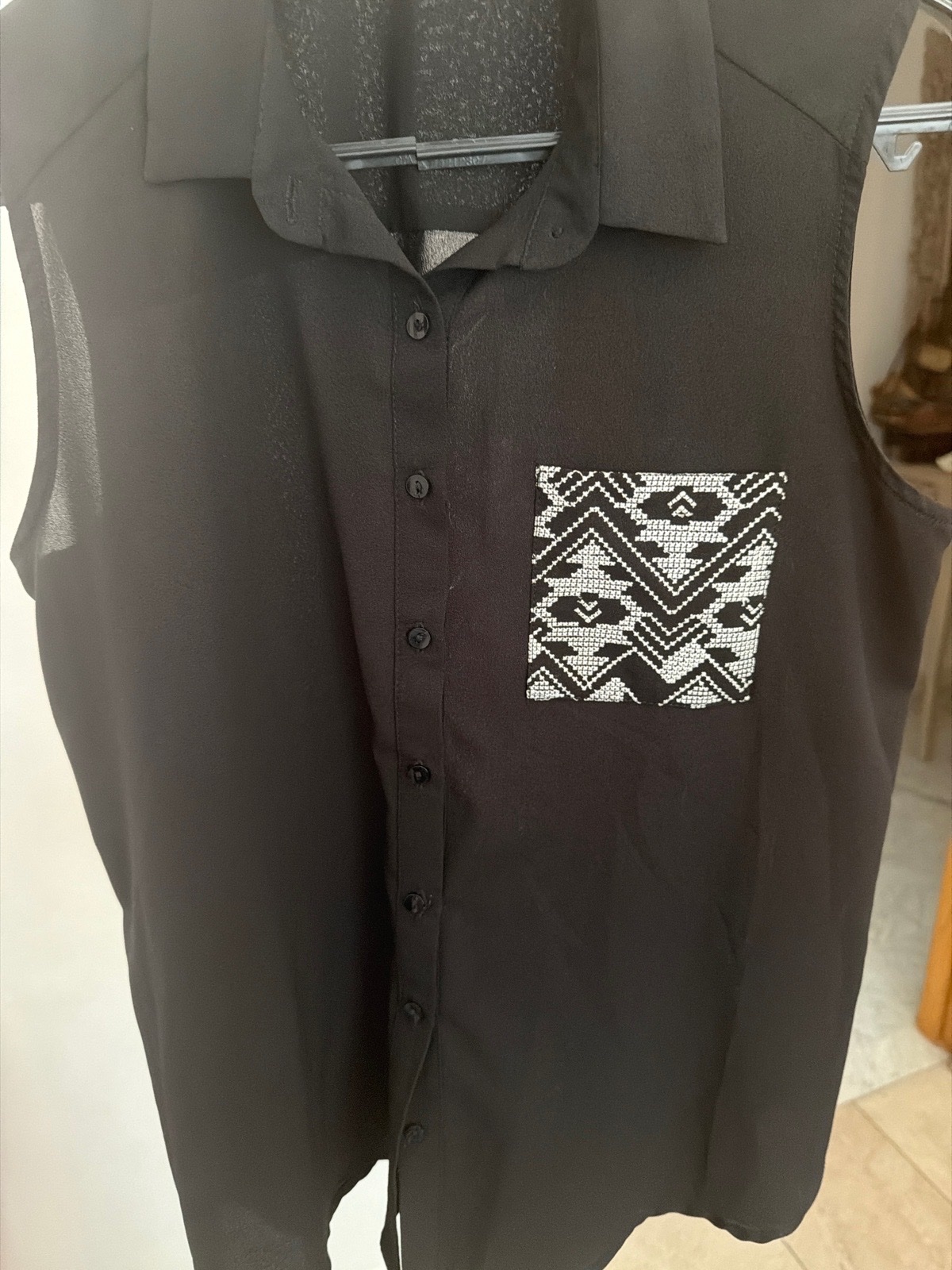 Une chemise sans manches noir 