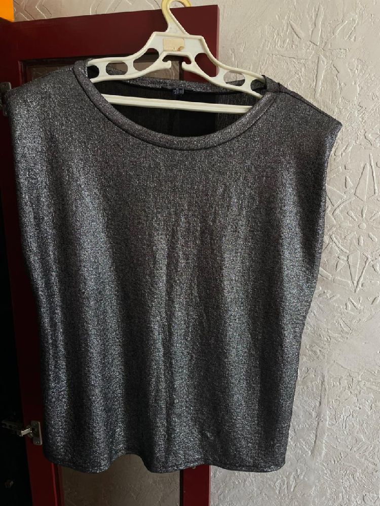 Haut noir pailleté – Kiabi – Effet brillant & épaulettes