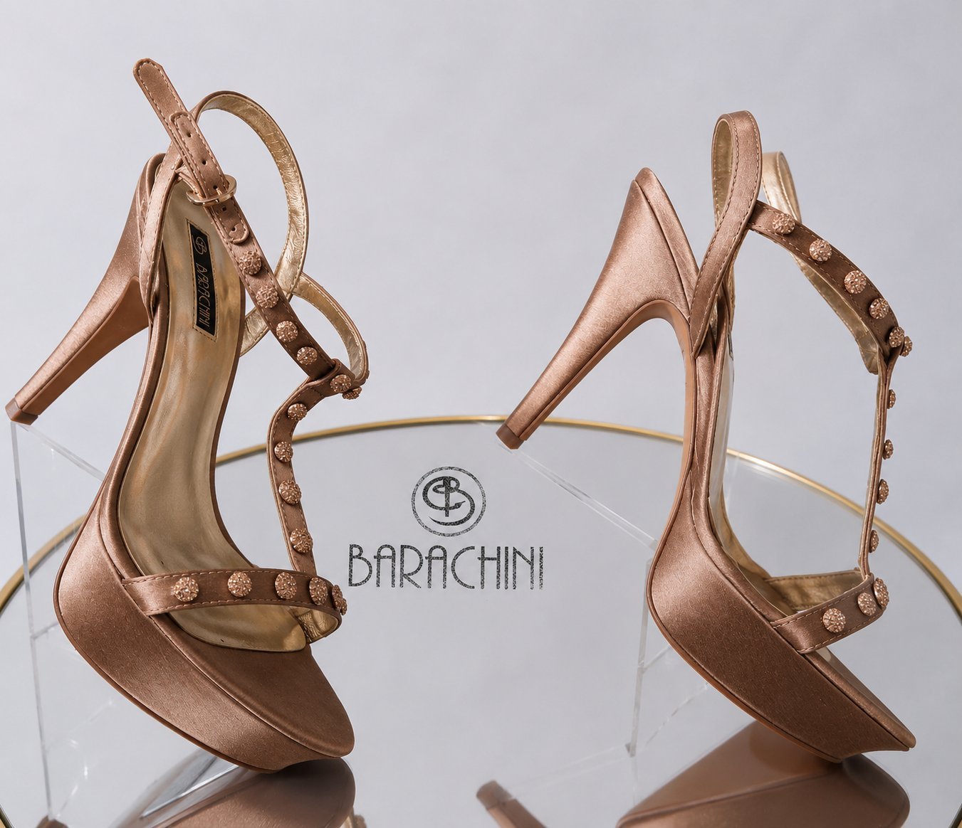 Sandales à talons Barachini en satin bronze avec des détails cloutés.