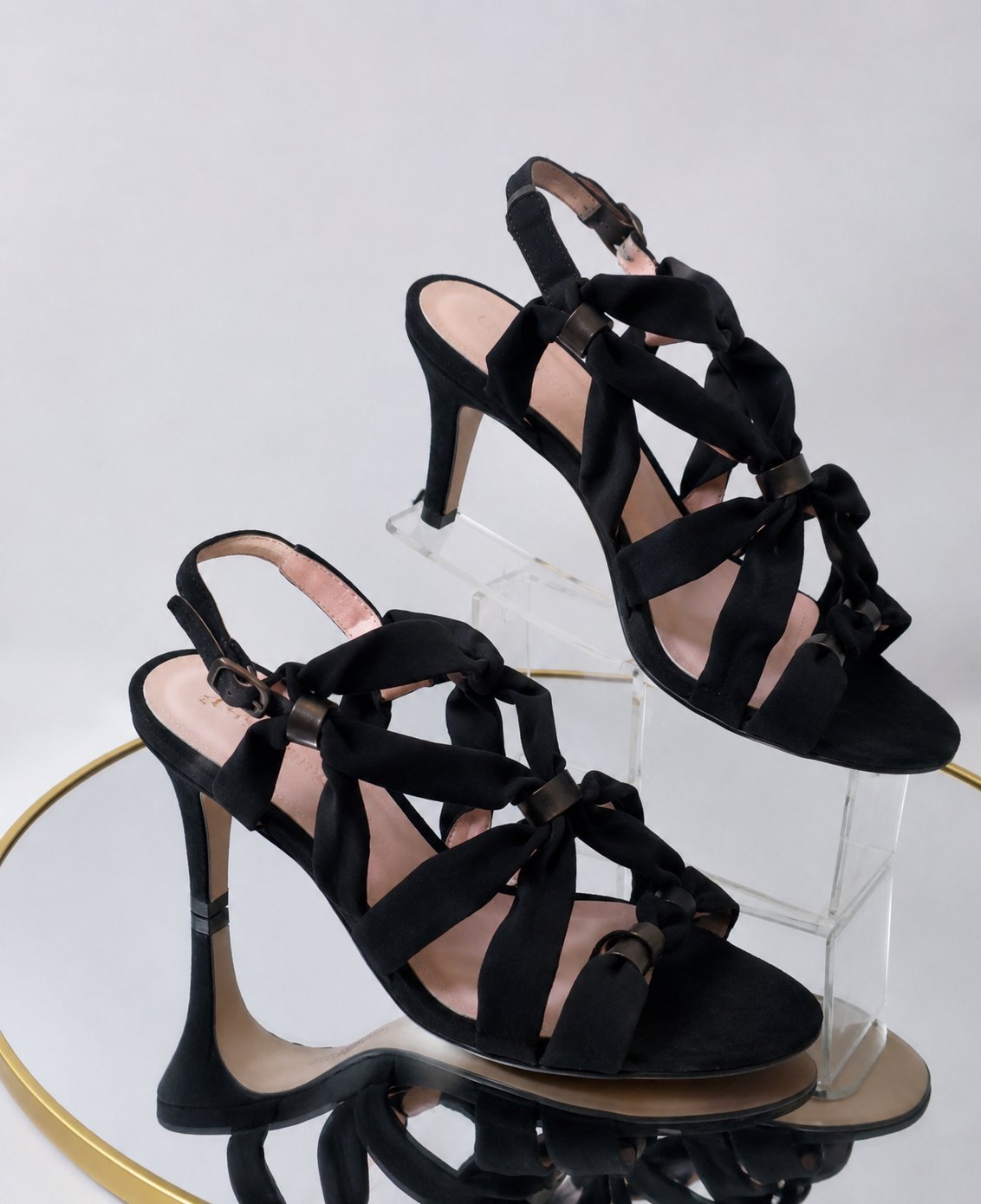 Sandales noires à talons hauts présentent un design élaboré avec plusieurs lanières croisées et des détails métalliques. P 39