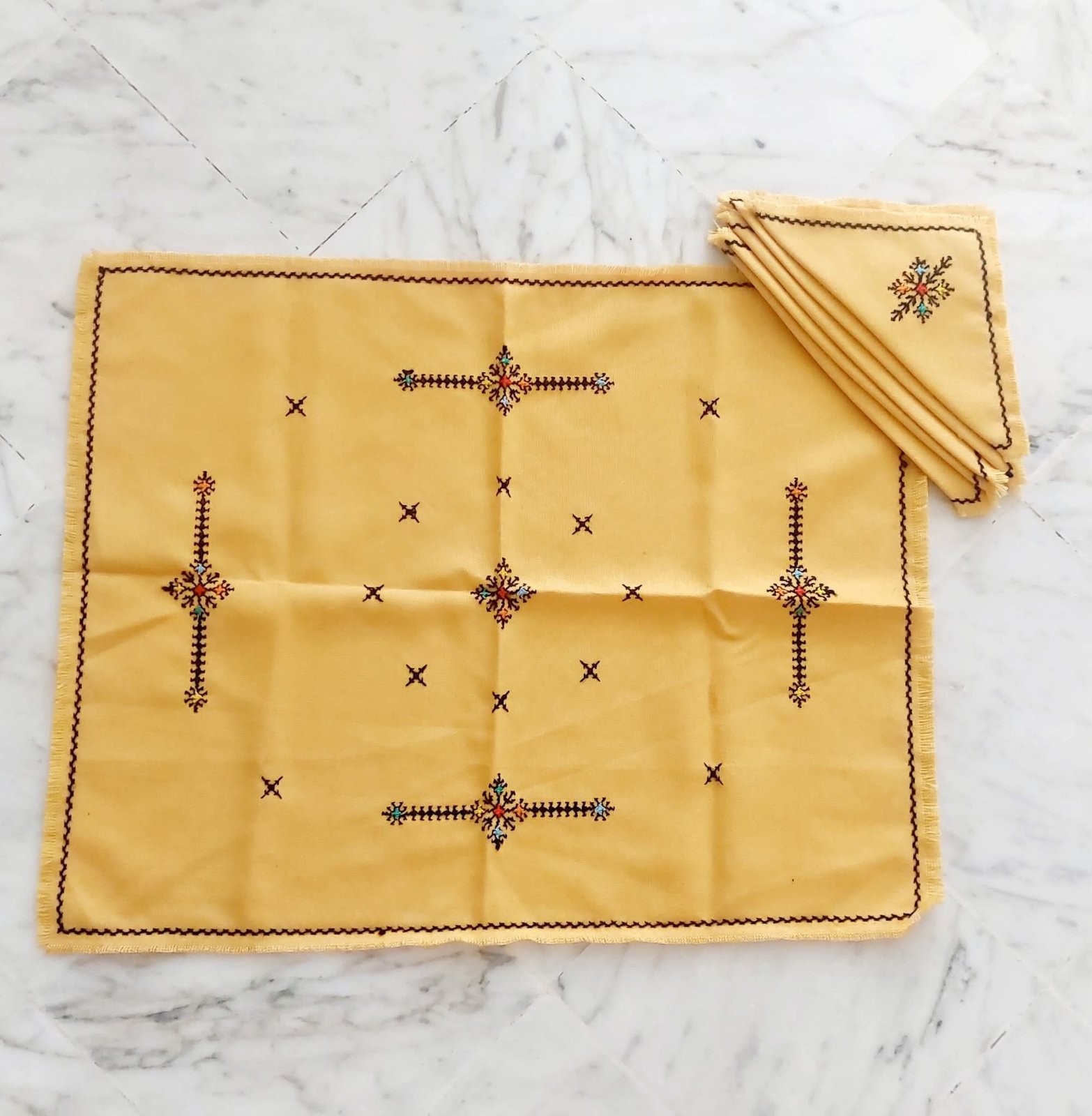Fond de plateau brodé avec ses 6 serviettes