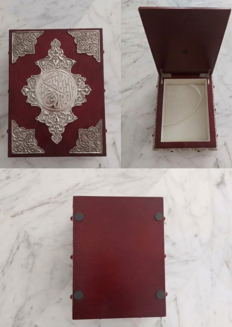 Coffret décoratif en bois de couleur bordeaux avec des ornements en métal argenté ciselé à motifs