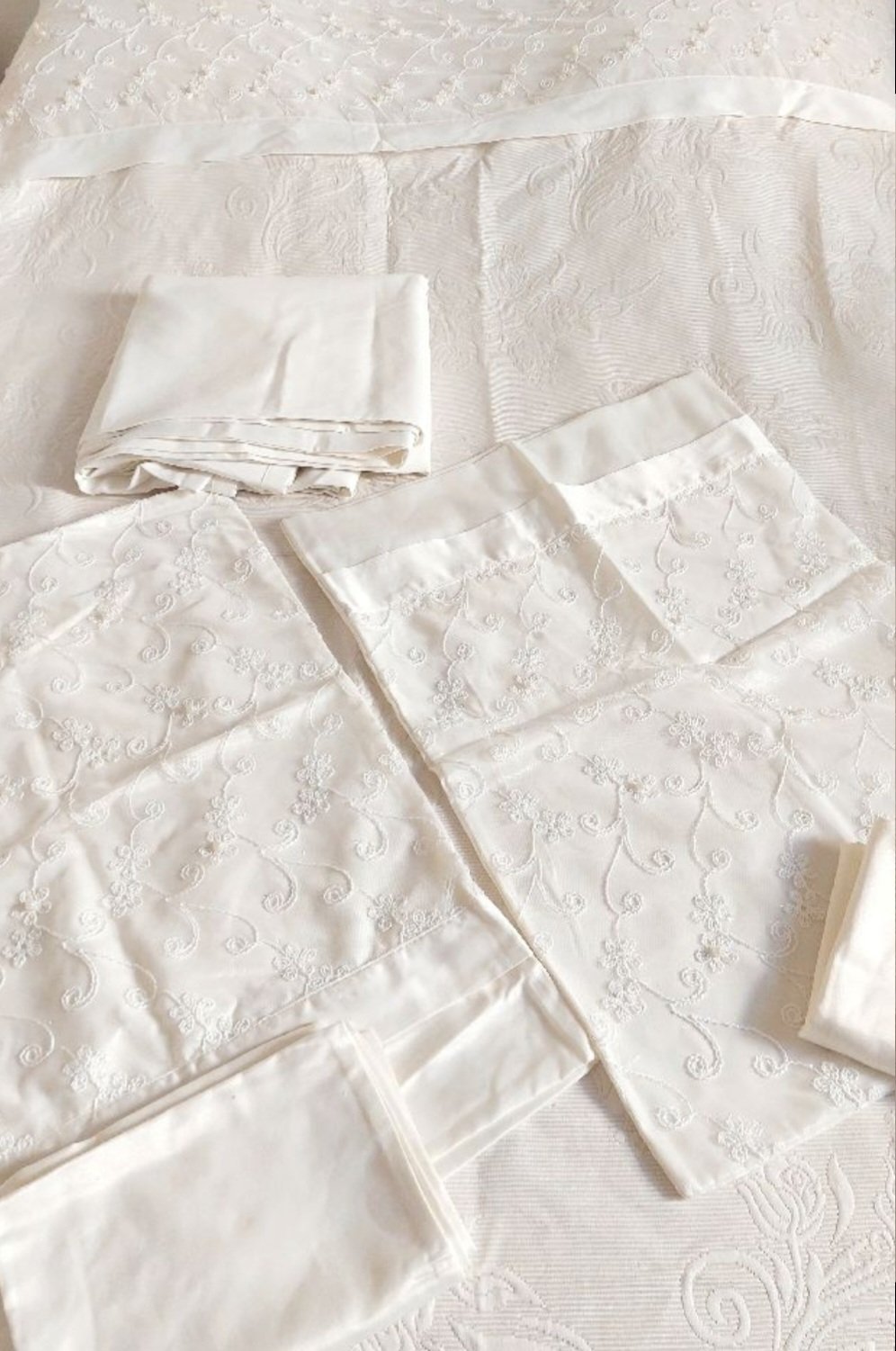 Ensemble de linge de lit avec des broderies florales. L'ensemble comprend un couvre-lit, deux taies d'oreiller et deux housses de coussin, ainsi qu'un drap de lit . Ensemble conçu pour les grands lits, couvre-lit : 2m40/2m40