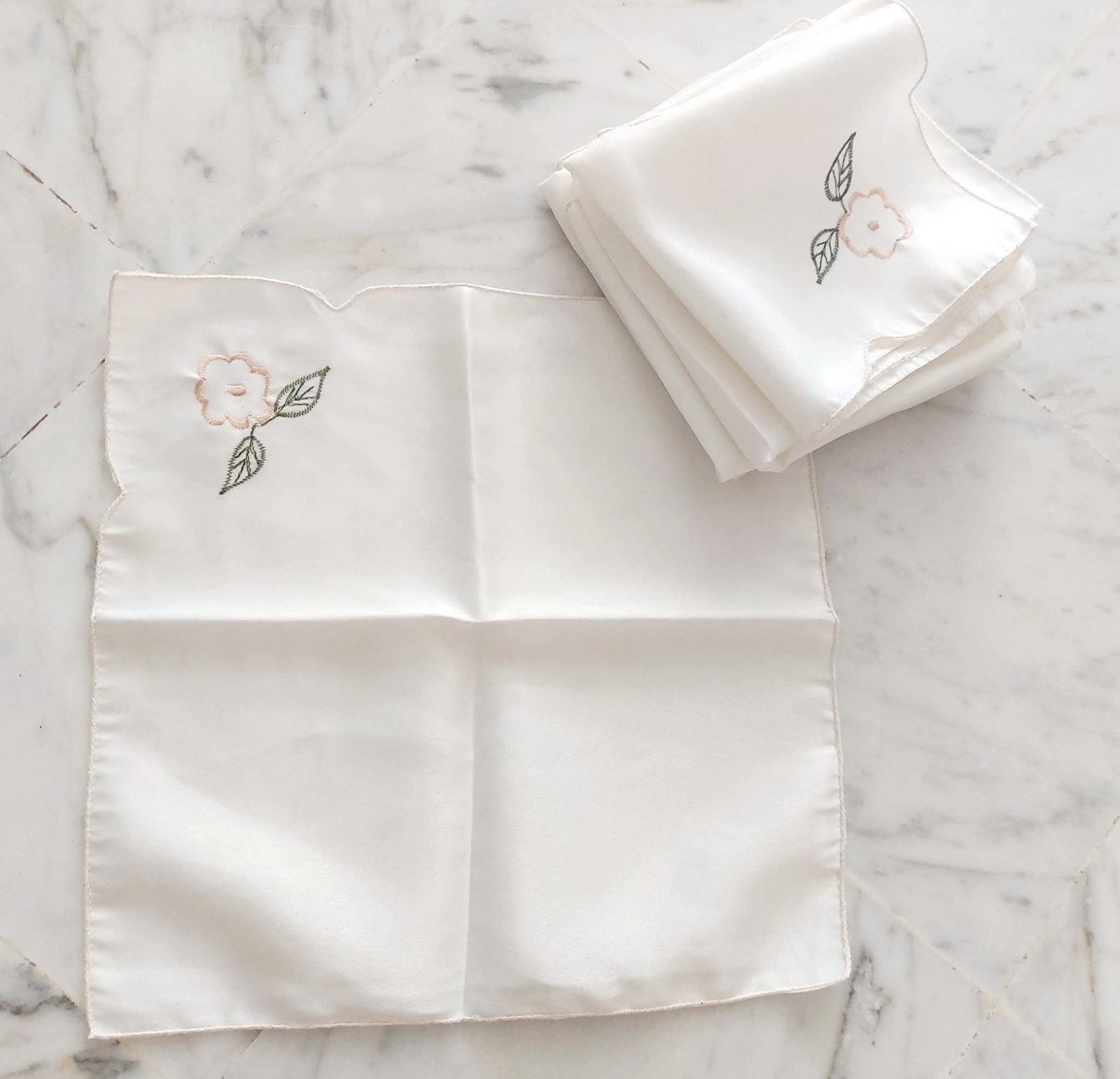 6 serviettes en satin avec une broderie florale
