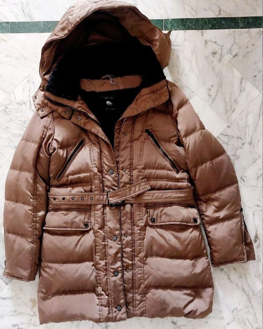 Doudoune zara taille L , tlabes M aussi 