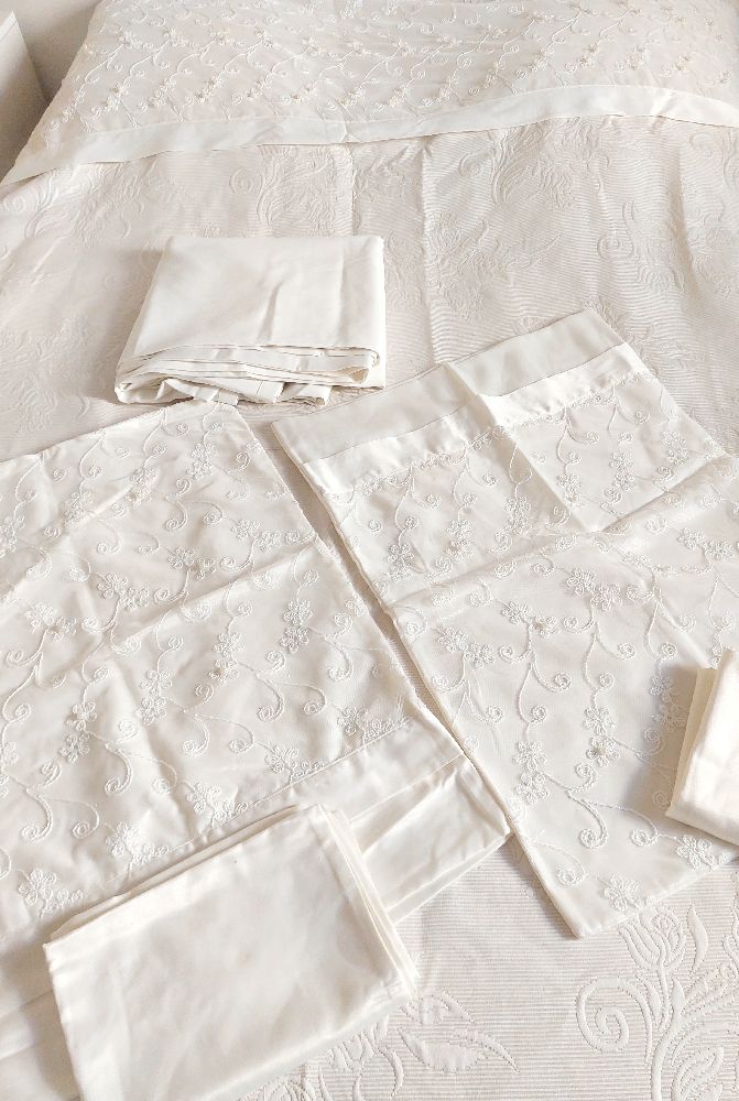 Ensemble de linge de lit avec des broderies florales. L'ensemble comprend un couvre-lit, deux taies d'oreiller et deux housses de coussin, ainsi qu'un drap de lit . Ensemble conçu pour les grands lits, couvre-lit : 2m40/2m40