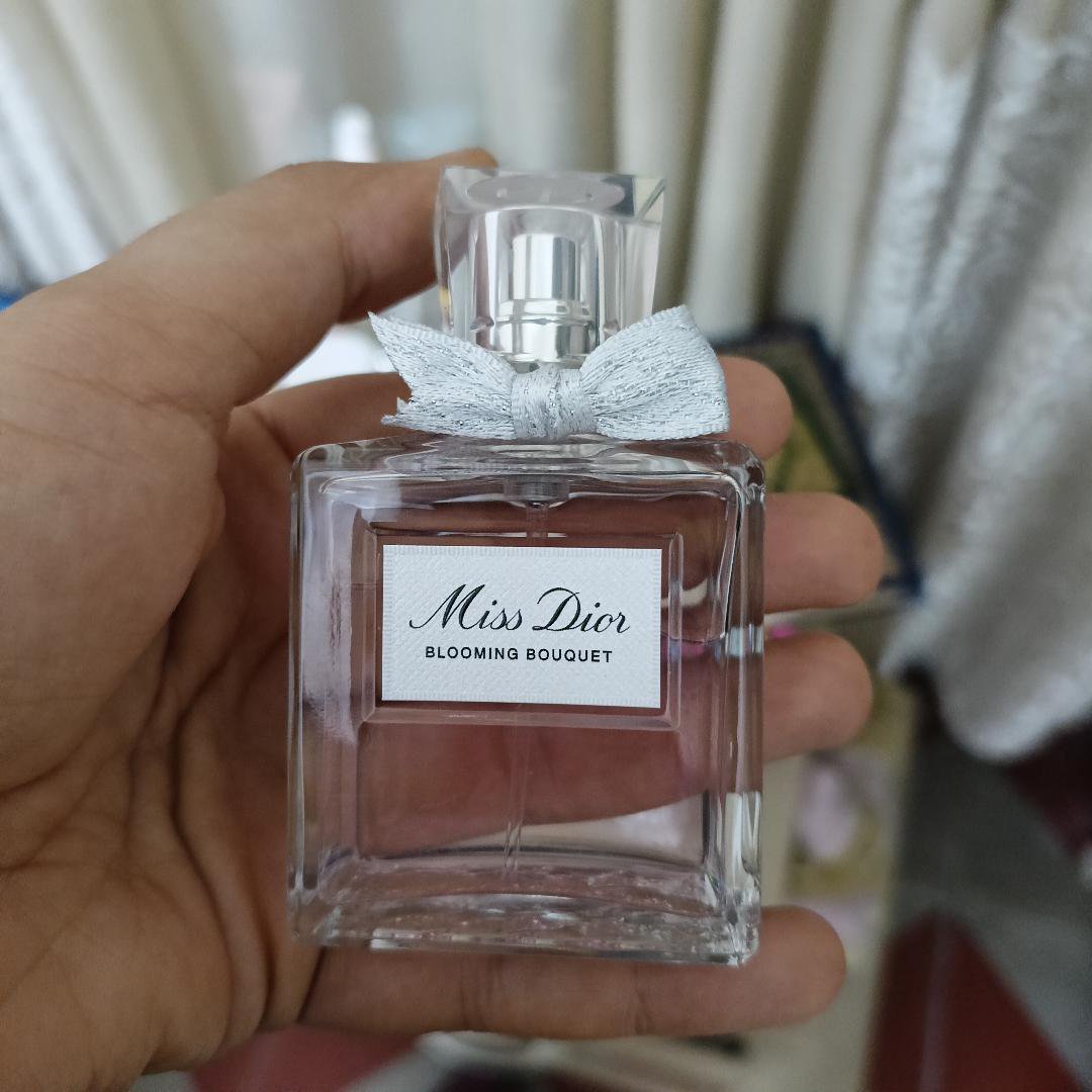Bonjour je mets en vente parfum jamais utilisé 