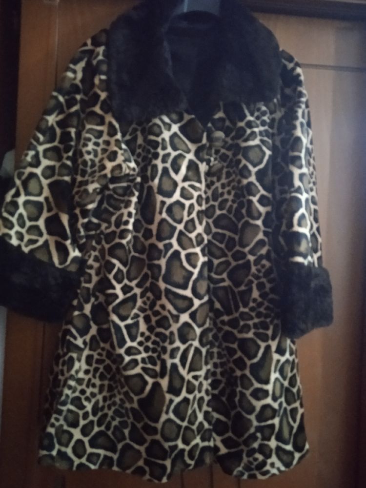 Jolie cape en fourrure tigre pour femme