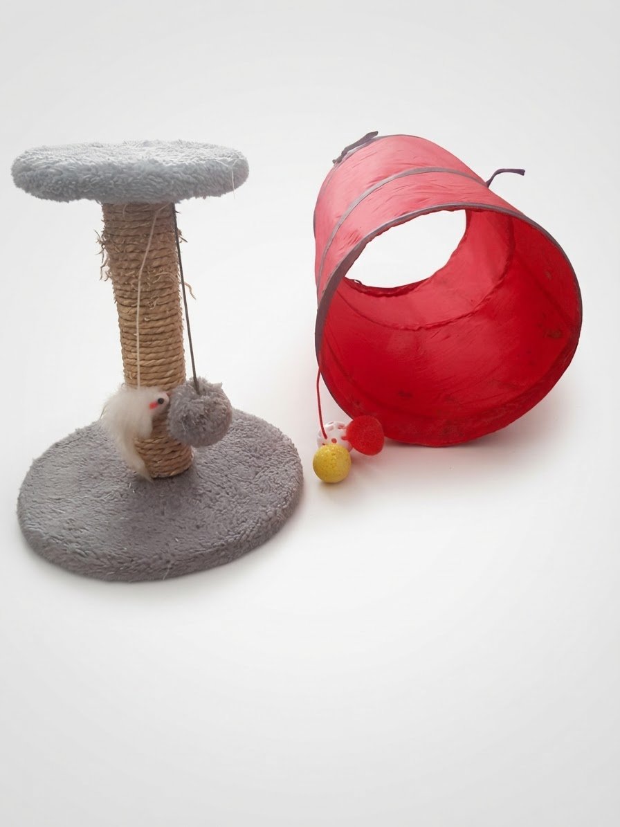 Petit griffoir pour chat de couleur grise (31 cm de hauteur et 27 cm diamètre de la base)et un tunnel de jeu rouge pliable 25cm de diamètre et 45cm de long avec clochette et balle en peluche (rouge) 