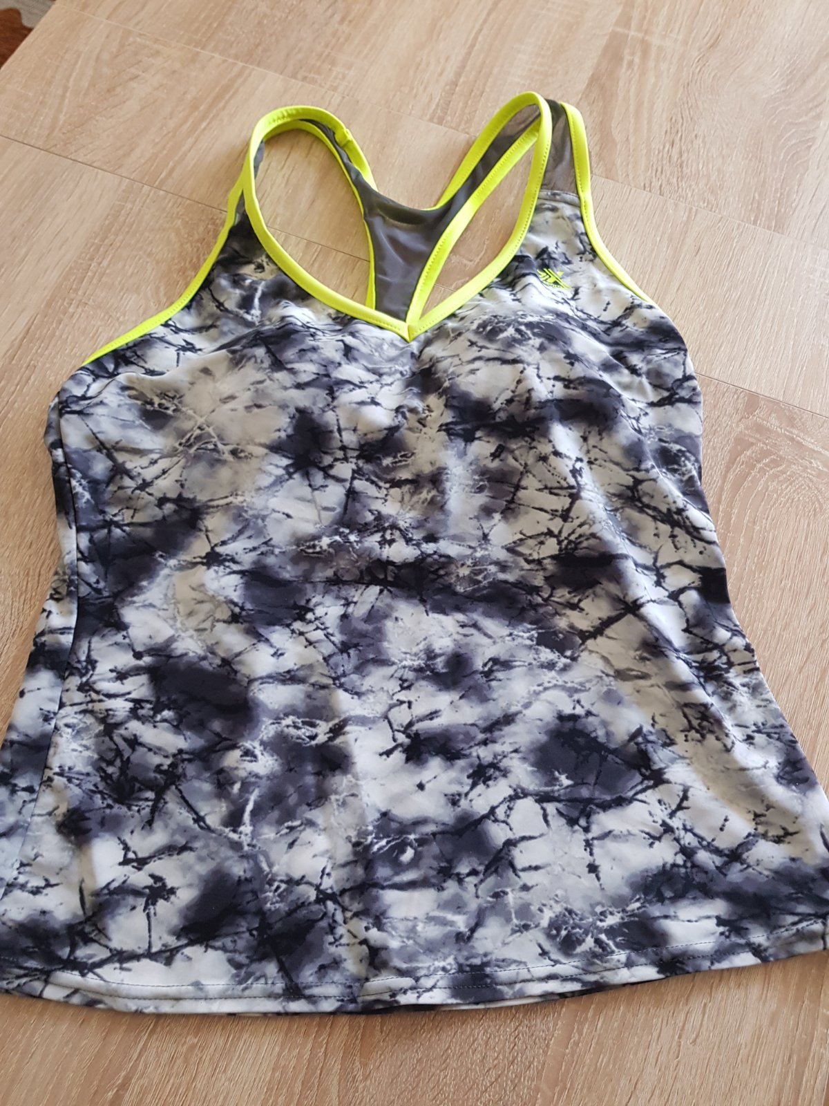 Haut de tankini de sport pour femme à motif marbré noir et blanc avec soutien-gorge intégré. 