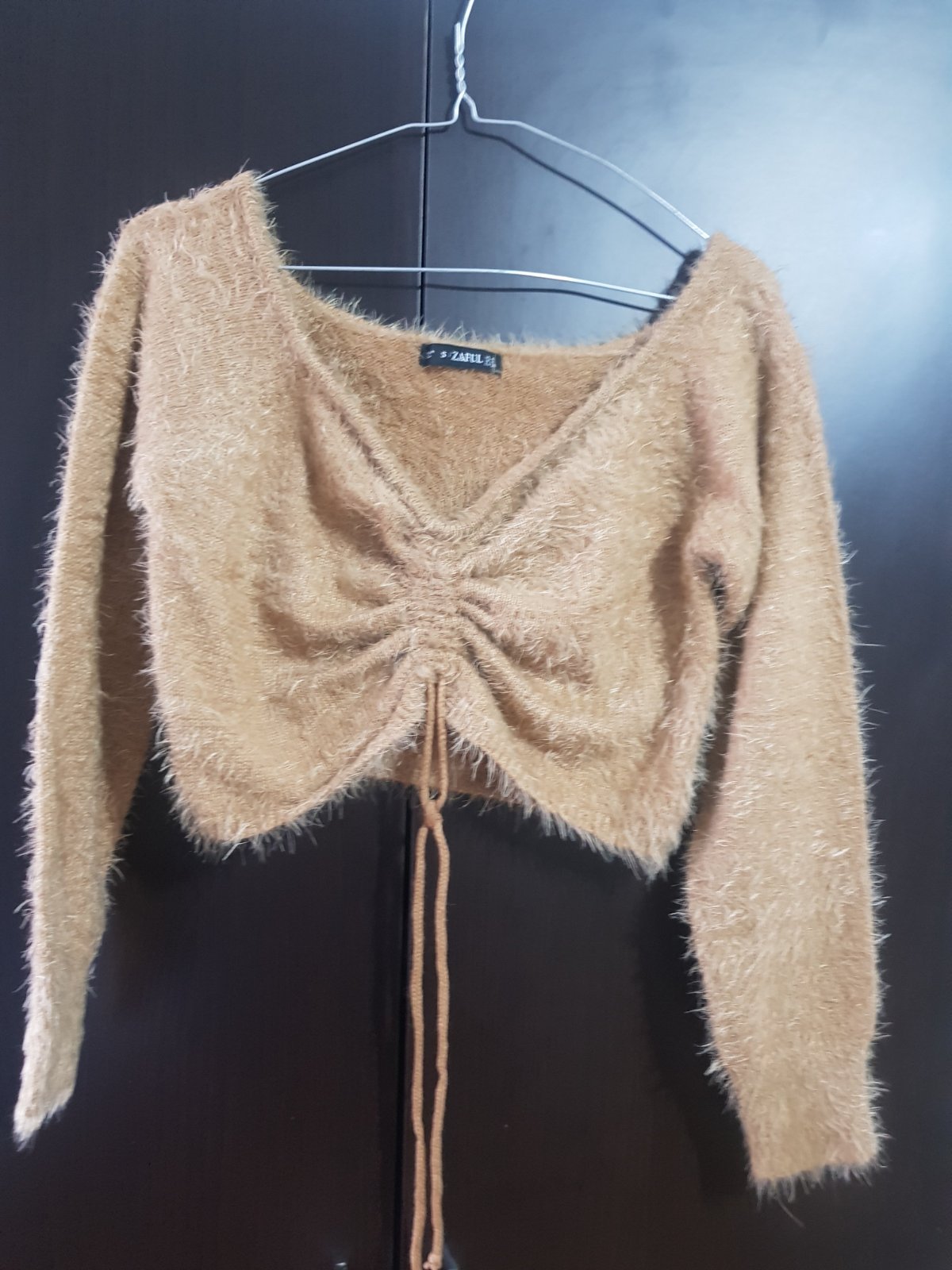 Pull crop top de la marque Zaful, couleur beige, en matière pelucheuse avec une encolure en V et des fronces réglables sur le devant